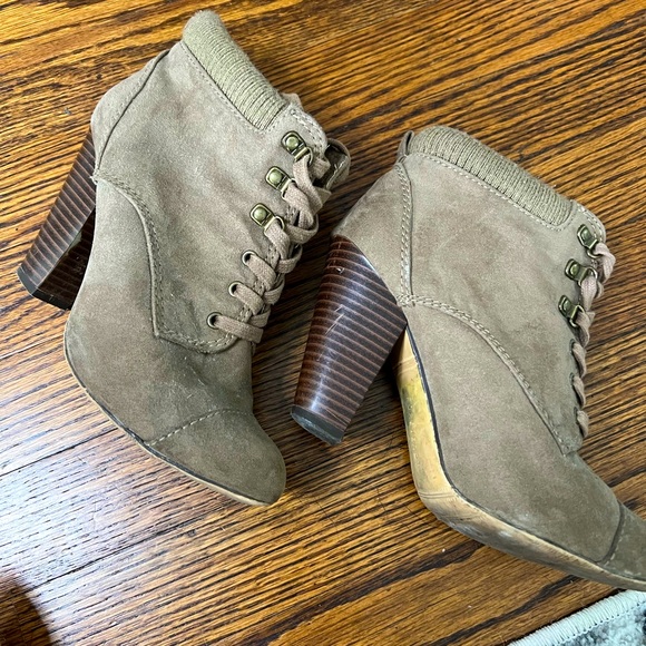 Size 6 Forever 21 brown/tan heeled ankle booties with laces to tie up - Picture 4 of 5